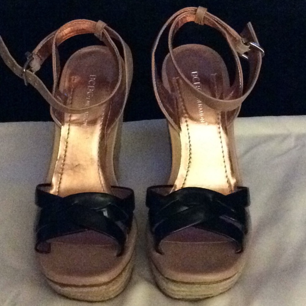 BCBG STRAW AND BLK PATENT WEDGE STRAP SANDAL